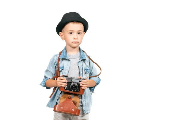 Fotograf chłopiec, dziecko z klasycznym aparatem retro — Zdjęcie stockowe
