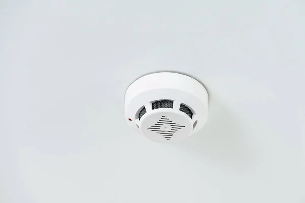 Dispositivo de alarme de incêndio no fundo espaço cópia do teto branco — Fotografia de Stock