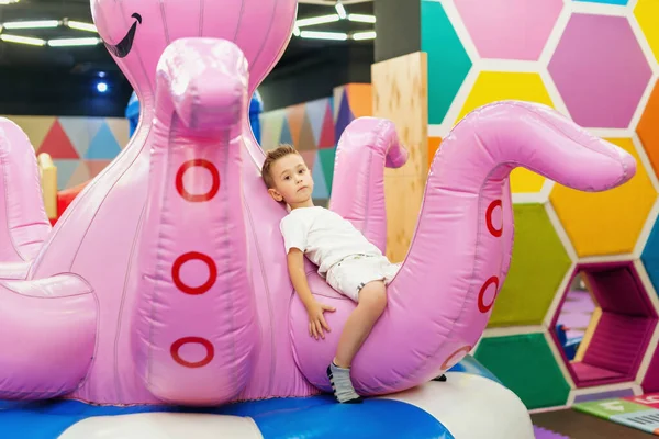 Niño pequeño juega en el parque infantil en el centro comercial . —  Fotos de Stock