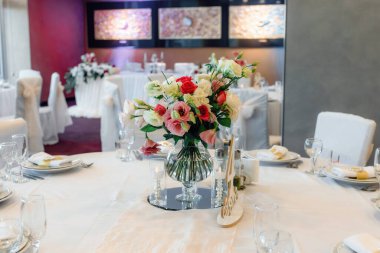 Tatil ve düğün yemeği için çiçek masası süslemeleri