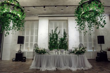 Bir restoranda tatil için lüks bir masa. Düğün dekoru