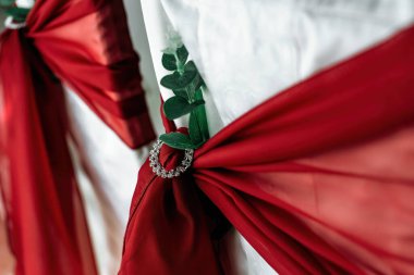 Düğün merasimi için yapılmış bir sandalyeye yakın plan dekorasyon.