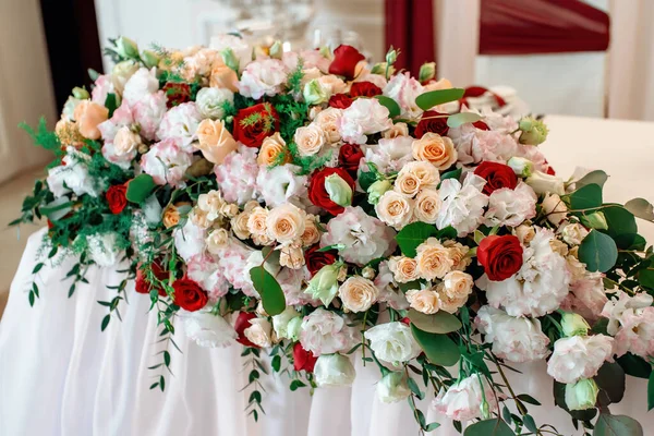Fleurs roses et rouges en fleurariums décorer table de dîner pour les jeunes mariés — Photo