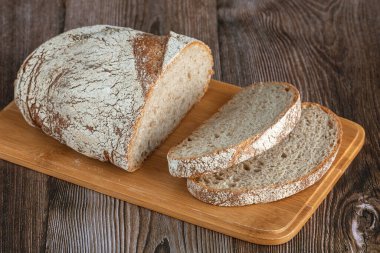 Kırsal kesim tahtasında dilimlenmiş çavdar ekmeği.