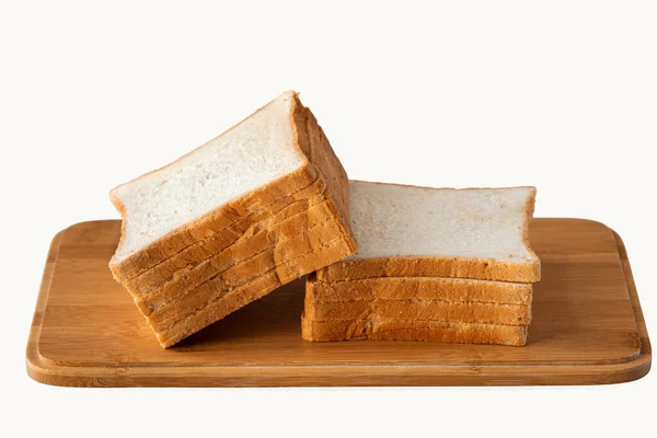 Pane tostato affettato su un tagliere su sfondo grigio chiaro — Foto Stock