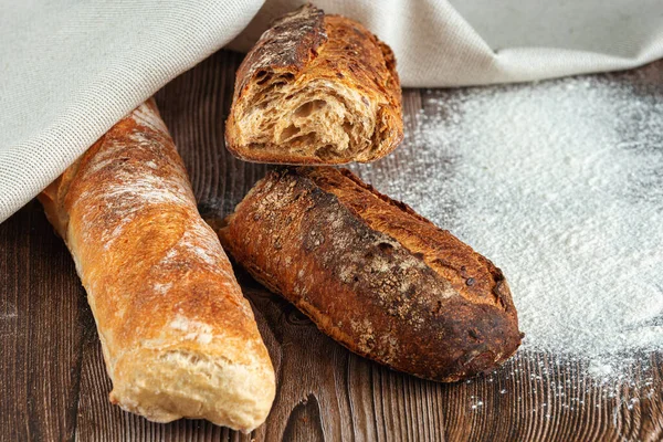 Harina de trigo y harina de trigo sarraceno recién baguettes —  Fotos de Stock