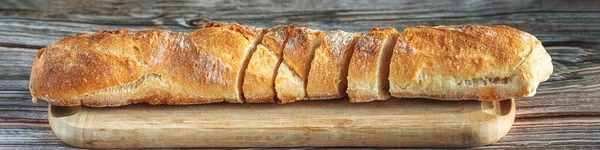 Bandeira panorâmica de uma baguete francesa fresca em fatias — Fotografia de Stock