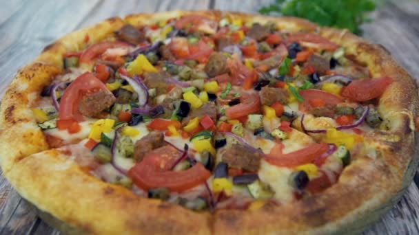 Spruzzando verde sulla pizza vegetariana calda — Video Stock