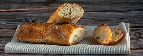 Bandera panorámica de una baguette fresca en rodajas —  Fotos de Stock