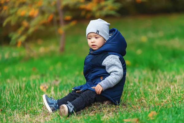 Retrato de bebé de moda en el parque de otoño — Foto de Stock