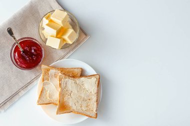 Kızarmış ekmek, çilek reçeli ve tereyağı. Üst görünüm