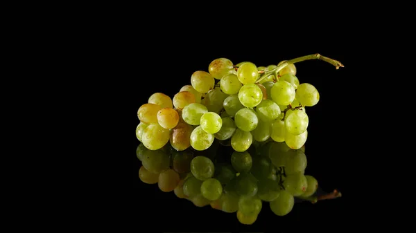 Stelletje witte druiven geïsoleerd op een zwarte glanzende achtergrond met realistische reflectie — Stockfoto