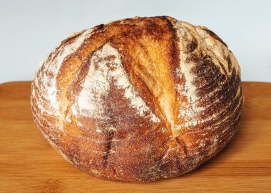 Ahşap masada ev yapımı taze ekmek yakın plan.