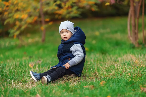 Retrato Aire Libre Del Bebé Moda Parque Otoño Niño Una — Foto de Stock