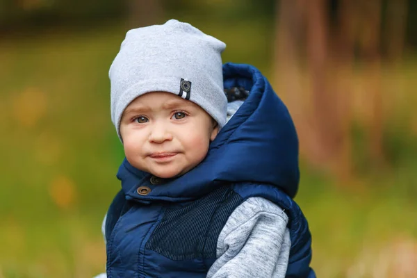 Primer Plano Retrato Aire Libre Hermoso Niño Mirando Cámara Humor — Foto de Stock