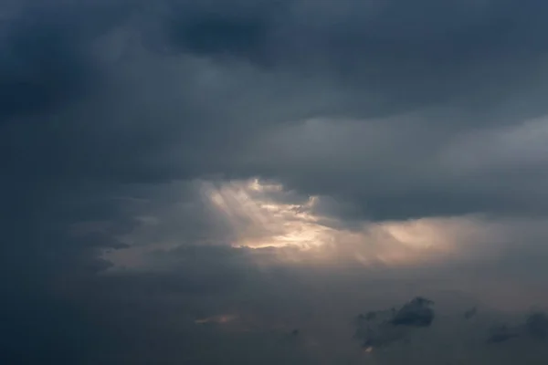 Rays Light Shining Dark Clouds Dramatic Sky Cloud Ray Penetrating — Stock Photo, Image