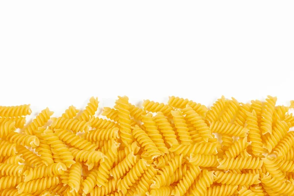 Ongekookte Fusilli Pasta Noedels Witte Achtergrond Italiaanse Pasta Rand Voor — Stockfoto