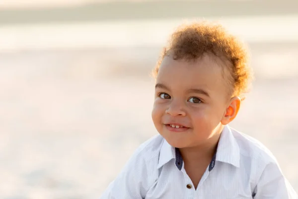 Lindo feliz mezclado raza bebé niño de cerca retrato — Foto de Stock