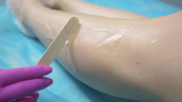 Aplicación Gel Con Espátula Desechable Las Piernas Del Cliente Antes — Vídeo de stock