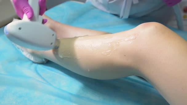Руки Косметолога Делают Лазерную Эпиляцию Женских Ног Косметологической Клинике Мигающий — стоковое видео