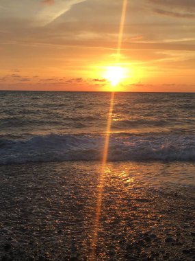 Sahilde gün doğumu veya gün batımı, okyanus.