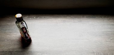 Khon Kaen, Tayland - 22 Temmuz 2019: Tayland viskisi içki şişesi ahşap masa üzerinde doğru fotokopi alanı - İçki ve Nesne Sanatı