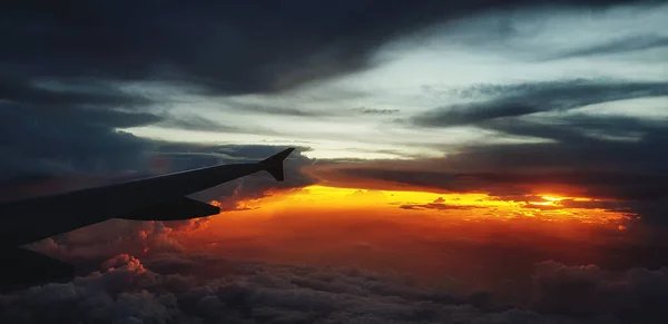 Silueta Aeronave Ala Avión Cielo Oscuro Con Fondo Luz Del — Foto de Stock