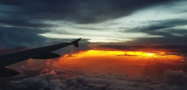 Silueta Aeronave Ala Avión Cielo Oscuro Con Fondo Luz Del — Foto de Stock