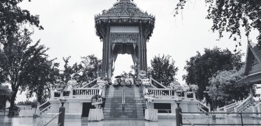Pathum Thani, Tayland - 6 Haziran 2019: Cenaze için güzel bir Tayland krematoryumu, siyah beyaz tonlarda yağmur yağdıktan sonra tapınakta çiçek süslemesi ve ağaçla birlikte.