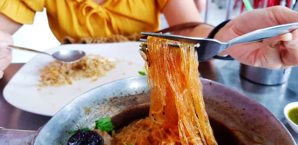 Makan Udang Dengan Vermicelli Dalam Pot Dengan Menggunakan Daging Babi — Stok Foto