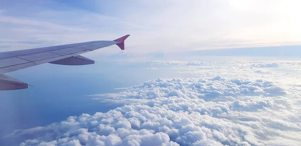 Vista Aérea Del Ala Avión Avión Volando Cielo Hermosas Nubes — Foto de Stock