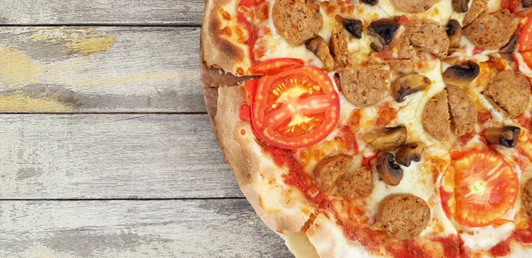 Pepperoni Pizza Auf Grunge Grauem Holzhintergrund Oder Tisch Mit Rechtem — Stockfoto