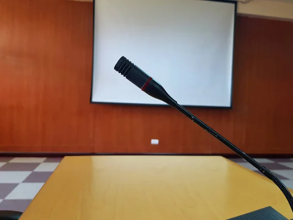 Microfone Preto Mesa Madeira Para Falar Apresentação Sala Conferência Reunião — Fotografia de Stock