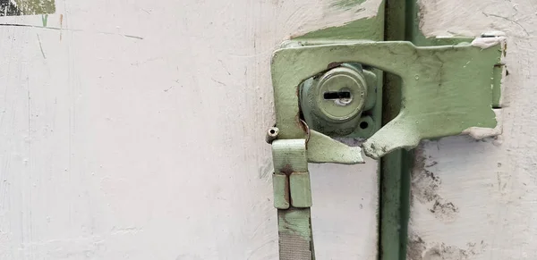 Cerrar Cerradura Rústica Verde Dañado Roto Gabinete Pintado Blanco Con —  Fotos de Stock