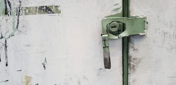 Cerradura Rústica Verde Dañada Rota Gabinete Pintado Bruto Blanco Con — Foto de Stock