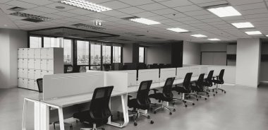Sıra sıra siyah sandalyeler, dolap ve pencereli ahşap masa ve bina manzarası arka planı siyah beyaz tonda olan modern ofis tasarımı - çalışma veya kira için çağdaş işyeri