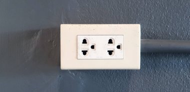 AC kapsül prizini kapat ve boru hattını sol kopya alanı ile koyu gri beton duvara kur - Elektrik bağlantı aygıtı