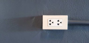 AC kapsül prizi ve boru hattı sol kopya alanı - elektrik bağlantısı - koyu gri beton duvara kurulur