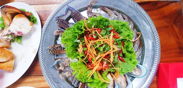 タイスタイルのスパイシーなパパイヤサラダに野菜 魚介類 新鮮なマッセル ブルークラブ グリルチキンをタイの地元のレストランで料理 健康的なライフスタイルの食事と食事のコンセプト — ストック写真