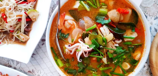 Nahaufnahme Scharfe Meeresfrüchte Suppe Mit Papayasalat Gemüse Und Löffel Auf — Stockfoto