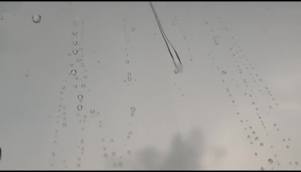 Regndroppar Fönstret Regnig Dag Vatten Rinner Glas Bakgrund Närbild Och — Stockvideo