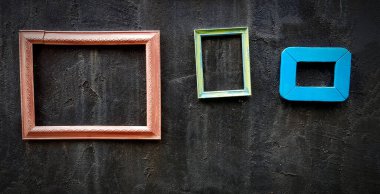 Dekorasyon festivali, etkinlik ya da düğün partisi için siyah kaba siyah duvara asılmış renkli boş bir çerçeve. Dekorasyon, Arkaplan, Retro Nesne ve Sanat Deseni