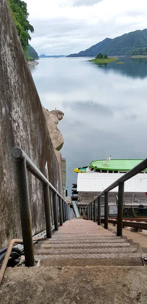 Сходи Ведуть Вниз Гавані Або Порту Видом Гори Озера Хмари — стокове фото