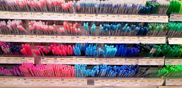 2019 빈티지 가게에서 판매되는 색상의 세트가 도구의 — 스톡 사진