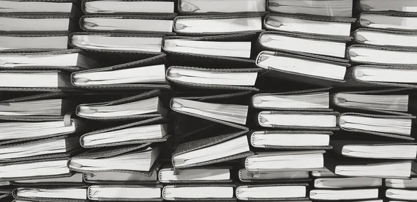 黒と白のトーンで販売のための文房具店で一種の多くの本のフラットレイやトップビューグループ 背景と教育対象概念のアートパターン — ストック写真