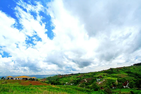 Yüksek Dağlardaki Birçok Kır Evi Güzel Mavi Gökyüzü Beyaz Bulutlar — Stok fotoğraf