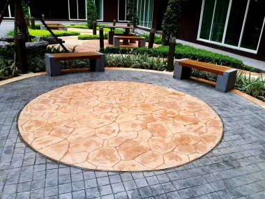 Daire kahverengi, gri ya da gri fayanslı, ağaç ve ahşap banklı bir apartman dairesi ya da konut alanı. Dış tasarım 