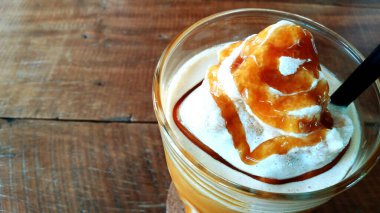 Bir bardak karamelli cappuccino kahveyi üzerine krem şanti, üstüne de fotokopi alanı koyun. Soğuk içecek ve içecek. 