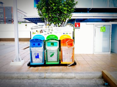 Bangkok, Tayland - 27 Ağustos 2017: Engelli tuvaletinin önündeki kaldırımda toplanacak üç çöp tenekesinin rengi. Temiz şehri, Yeşil Dünya 'yı kavra ve malzemeyi azalt