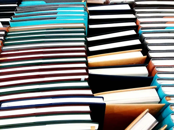 Sok Köteg Könyv Vagy Notebook Könyvesboltban Vagy Álló Oktatás — Stock Fotó